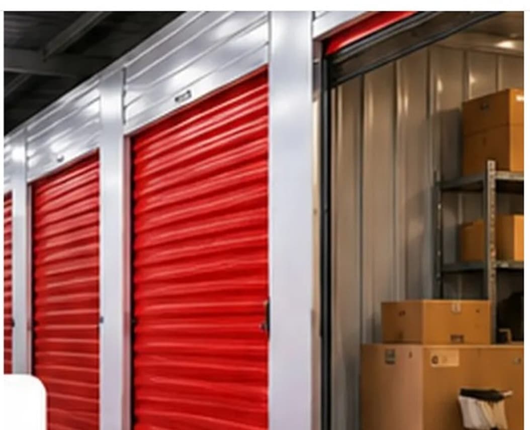 Couloir de box self-stockage aux portes rouges